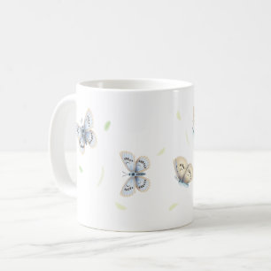 Hübsche Blauen und Crembutterfliegen im Flug Kaffeetasse