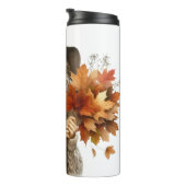 HÜBSCHE BLONDE-FRAU MIT HERBSTLAUBEN THERMOSBECHER (Nach rechts gedreht)