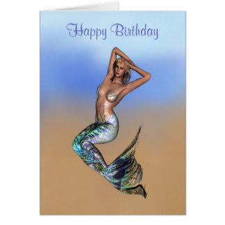 Hübsche blonde Meerjungfrau, die auf den Strand