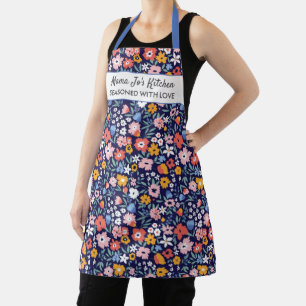 Hübsche Blume Großmutter-Mama Küchenarbeit Schürze