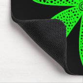Hübsche Blume - Grün auf Schwarz Mousepad (Ecke)