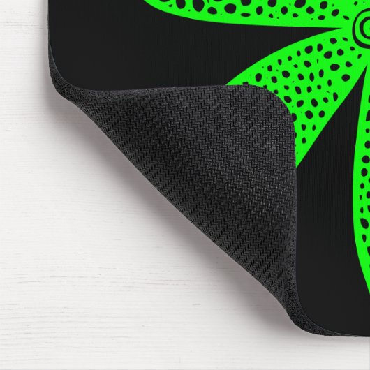 Hübsche Blume - Grün auf Schwarz Mousepad (Ecke)