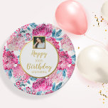 Hübsche Blume, Happy Birthday, Benutzerdefinierter Pappteller<br><div class="desc">Machen Sie Ihre Veranstaltung mit diesen superniedlichen Papierartikeln mit 4 Textzeilen und einem Foto-Set vor hübschem floralen Hintergrund zu einem besonderen Erlebnis. Ideal für einen Geburtstag,  Jubiläum,  Abschluss,  Ruhestand Party,  Brautdusche oder Babydusche oder für jede Veranstaltung.</div>