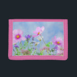 Hübsche Blume im Frühjahr Tri-fold Geldbeutel<br><div class="desc">Hübsche rosa Blume und Lavendelwiese an einem strahlenden Frühlingstag gegen den blauen Himmel.</div>