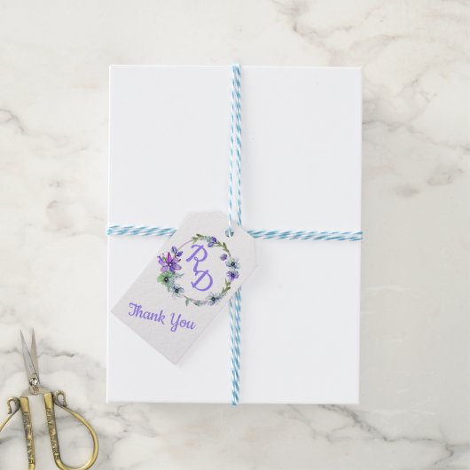 Hübsche Blumenzeremonie Mit Monogramm Hochzeit Geschenkanhänger (Mit Garn)