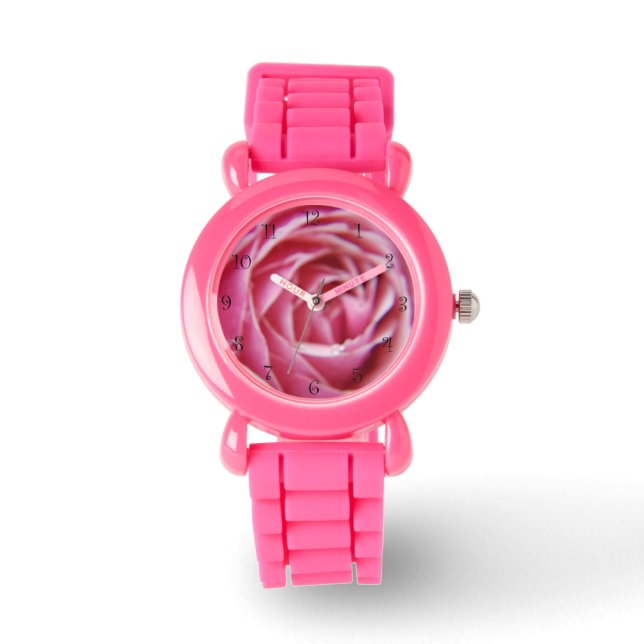 Hübsche Blurwassertropfen auf rosa Rosenblätter Ku Armbanduhr (Vorderseite)
