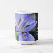 Hübsche Blüte (Iris), mit Vers von Mark 11:24 Kaffeetasse (Mittel)