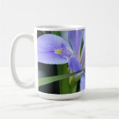 Hübsche Blüte (Iris), mit Vers von Mark 11:24 Kaffeetasse (Links)