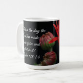 Hübsche Blüte, mit Vers von Psalm 118:24 Kaffeetasse (Vorderseite Links)