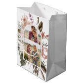 Hübsche Boho Floral Zwei-Foto-Mittlere Geschenktas Mittlere Geschenktüte (Rückseite Schrägansicht)