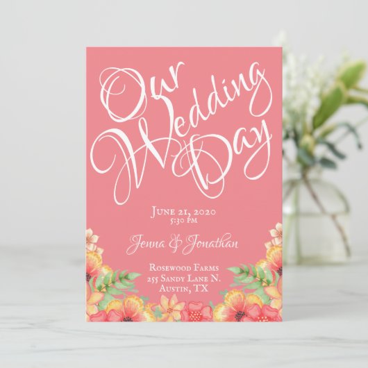 Hübsche Coral Peach Floral Script Hochzeit Einladung (Stehend Vorderseite)