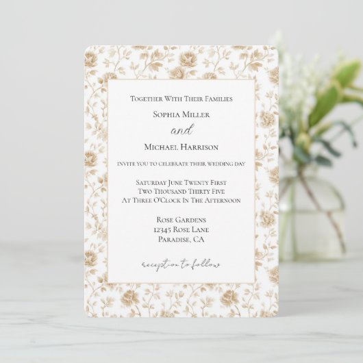 Hübsche cremeweiße florale Hochzeit Einladung (Stehend Vorderseite)