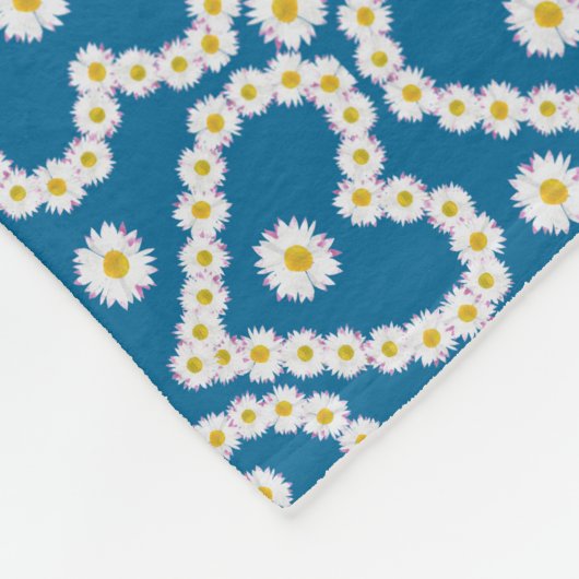 Hübsche Daisy Chains on Blue, Fleece Blanket (Ecke)