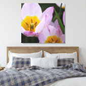 Hübsche, elegante lila TulpenBlume. floral Leinwanddruck (Insitu (Schlafzimmer))