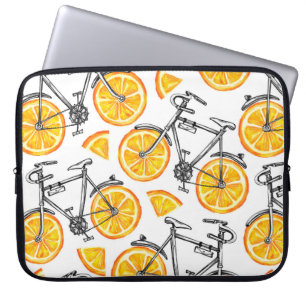 Hübsche Fahrräder mit orangen Rädern. Watercolor H Laptopschutzhülle