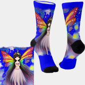 Hübsche Fantasiewelt mit rosa Flügel auf blau Socken