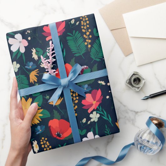Hübsche Farbenfrohe Wilde Blume Navy Blue Design Geschenkpapier (Schenken)