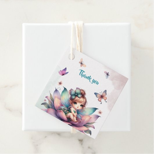 Hübsche Fee sitzt in einer Blume Geschenkanhänger (Beispiel)