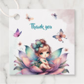 Hübsche Fee sitzt in einer Blume Geschenkanhänger (Vorderseite)