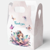Hübsche Fee sitzt in einer Blume Geschenkschachtel (Offen)