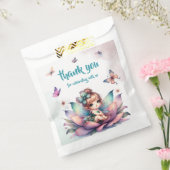 Hübsche Fee sitzt in einer Blume Geschenktütchen (Versiegelt)