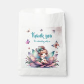 Hübsche Fee sitzt in einer Blume Geschenktütchen (Vorderseite)