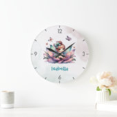Hübsche Fee sitzt in einer Blume Große Wanduhr (Zuhause)