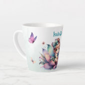 Hübsche Fee sitzt in einer Blume Milchtasse (Linke Ecke)