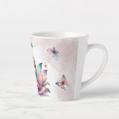 Hübsche Fee sitzt in einer Blume Milchtasse (Rechts)