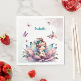 Hübsche Fee sitzt in einer Blume Serviette