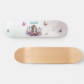 Hübsche Fee sitzt in einer Blume Skateboard (Horizontal)