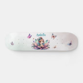 Hübsche Fee sitzt in einer Blume Skateboard (Horizontal)