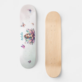 Hübsche Fee sitzt in einer Blume Skateboard