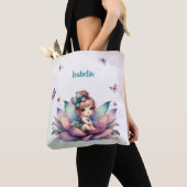 Hübsche Fee sitzt in einer Blume Tasche (Von Nahem)