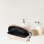 Hübsche florale Monogramm | Rosa und Pfirsich Waschbeutel<br><div class="desc">Behalt Kosmetika und Pflegeprodukte, die unterwegs organisiert werden. Haben Sie Mitarbeiter oder Kunden, die häufig reisen? Eine individuell gestaltete Toilettentasche ist ein nachdenkliches Geschenk und eine tolle Möglichkeit, Ihr Logo zu zeigen. Diese kleinen Taschen sind auch ein tolles Geschenk für Konferenzen und Veranstaltungen. Teilen Sie Ihr Logo auf Tray-on-Accessoires, die...</div>