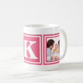 Hübsche Fotos des Rosa-2 mit großem Monogramm Kaffeetasse (VorderseiteRechts)