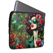 Hübsche Frau im Blumengarten Laptopschutzhülle (Vorne Rechts)