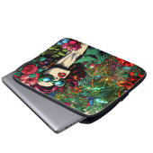 Hübsche Frau im Blumengarten Laptopschutzhülle (Vorne Knopf)