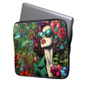 Hübsche Frau im Blumengarten Laptopschutzhülle (Vorderseite Links)