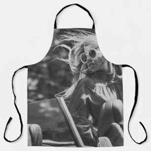 Hübsche Frau in einem Cabrio Schürze