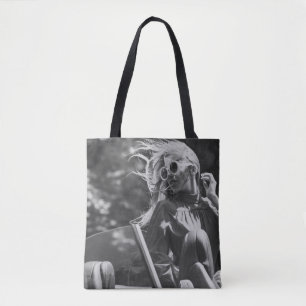 Hübsche Frau in einem Cabrio Tasche