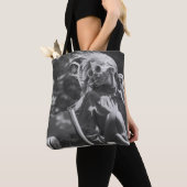 Hübsche Frau in einem Cabrio Tasche (Von Nahem)