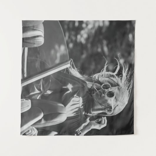 Hübsche Frau in einem Cabrio Wandteppich (Vorderseite (Horizontal))