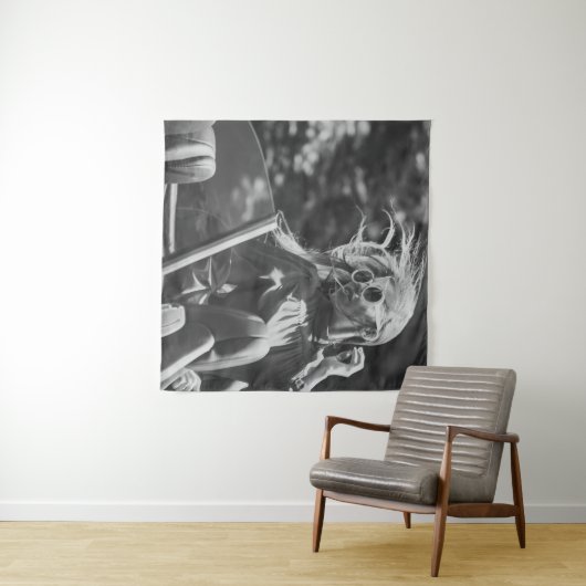 Hübsche Frau in einem Cabrio Wandteppich (Beispiel (Horizontal))