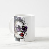 Hübsche Frau in Sonnenbrille und Lila Lipstick Kaffeetasse (Vorderseite Links)