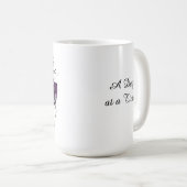 Hübsche Frau in Sonnenbrille und Lila Lipstick Kaffeetasse (VorderseiteRechts)