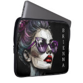 Hübsche Frau in Sonnenbrille und Lila Lipstick Laptopschutzhülle (Vorne Rechts)