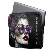 Hübsche Frau in Sonnenbrille und Lila Lipstick Laptopschutzhülle (Vorderseite Links)