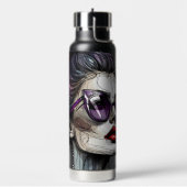 Hübsche Frau in Sonnenbrille und Lila Lipstick Trinkflasche (Links)