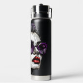 Hübsche Frau in Sonnenbrille und Lila Lipstick Trinkflasche (Hinten)